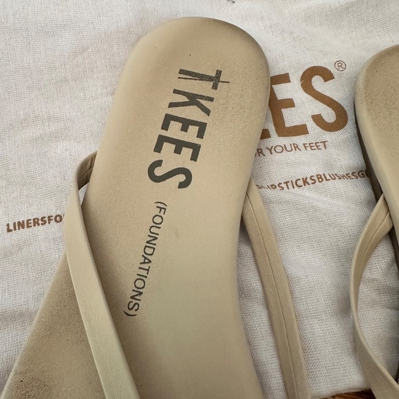 TKEES Lily Flip Flop Sandals in Size 6 - Picture 3 of 5